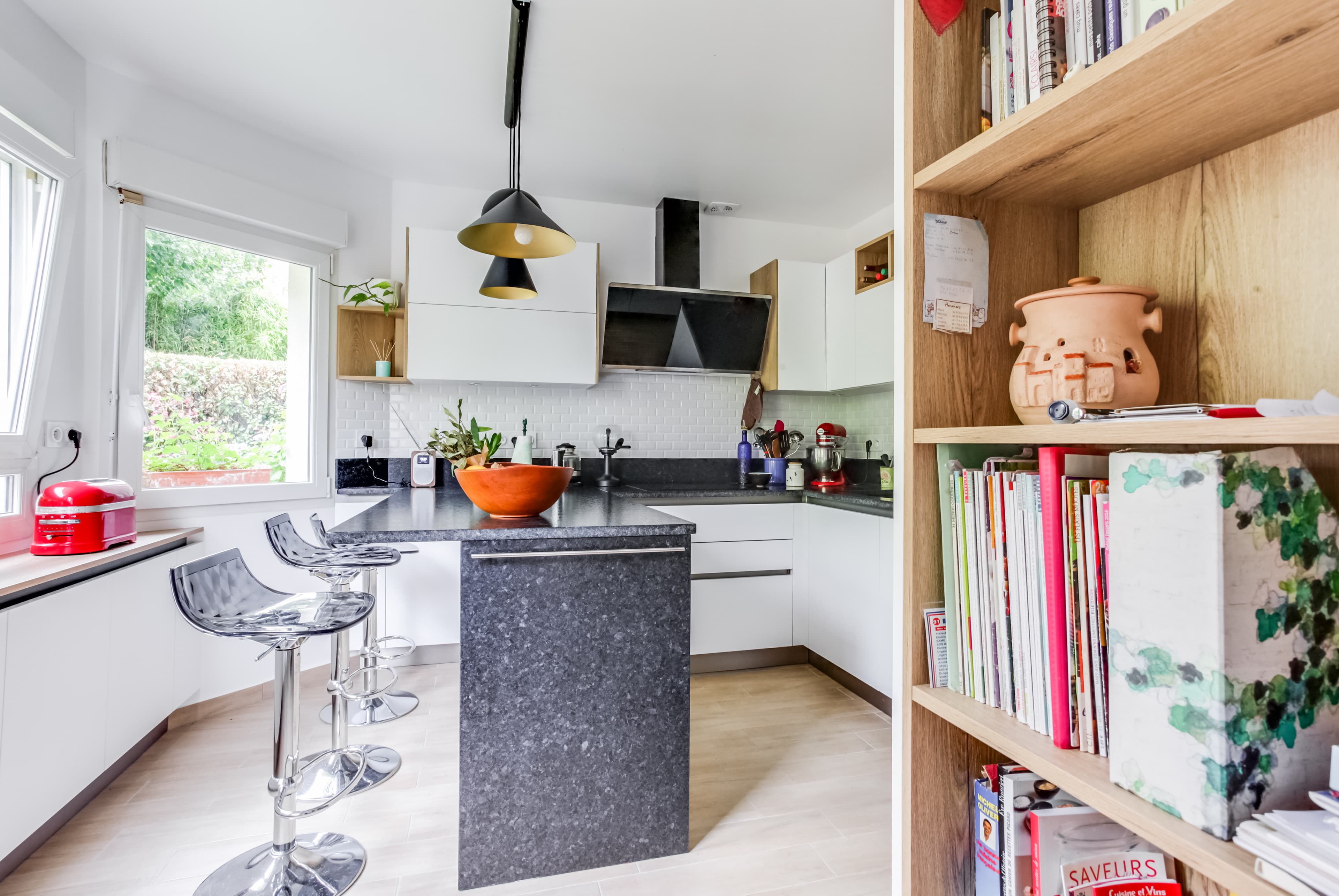 Blanc mat, chêne blond, granit noir