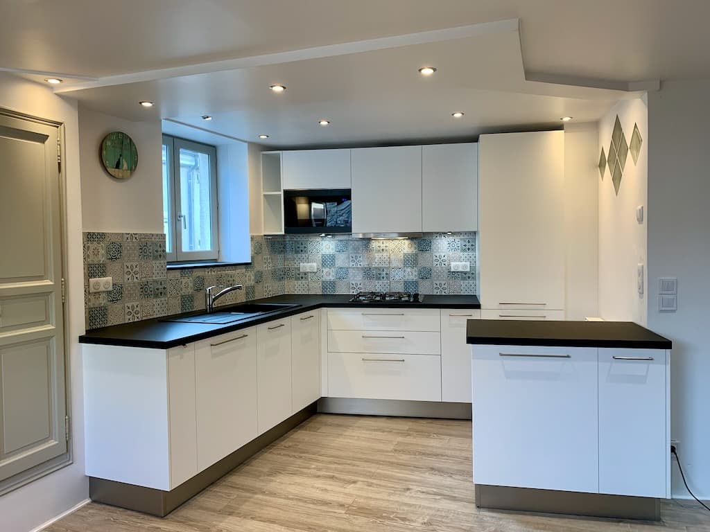 Angle ouvert, impeccablement ajusté